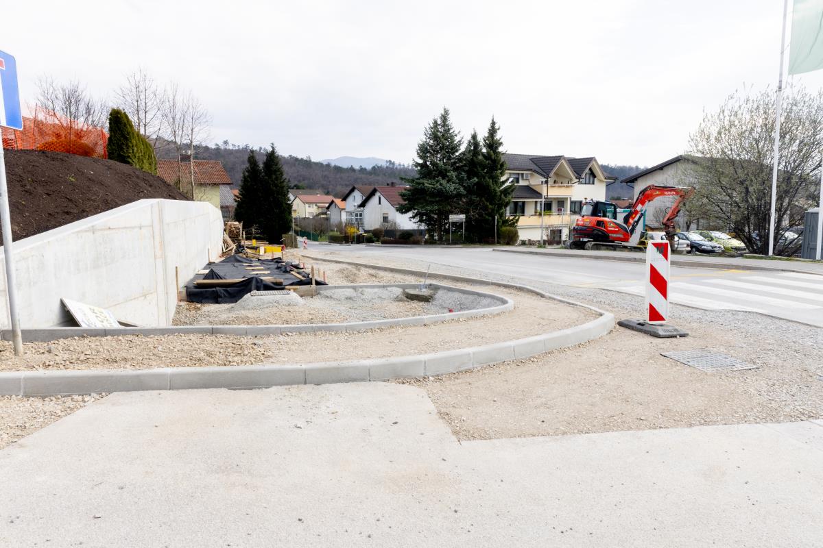 6-1 AVTOBUS. POSTAJALIŠČE KREMENCA